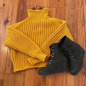 NEW w/TagsH&M chunky knit crop sweater in Mustard.
